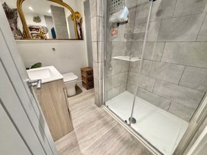 Shower room- click for photo gallery
